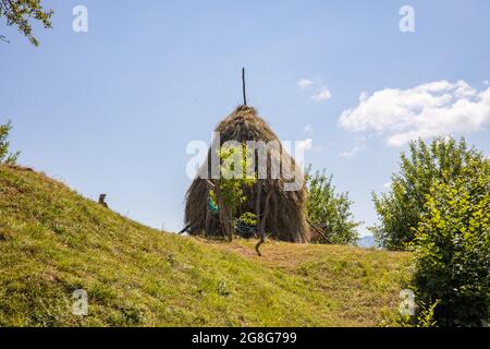 Malerischer Blick auf das Lupsa Mountain Village in den Apuseni Bergen, Rumänien Stockfoto