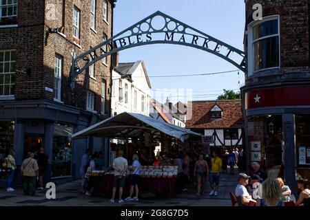 Der Parliament Street Metal Archway Eingang zum Shamlble Market, York. Stockfoto