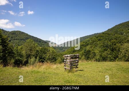 Malerischer Blick auf das Lupsa Mountain Village in den Apuseni Bergen, Rumänien Stockfoto