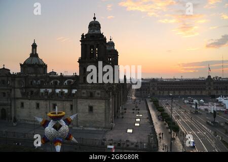 Sonnenaufgang auf der Plaza de la Constitucion in Mexiko-Stadt Stockfoto