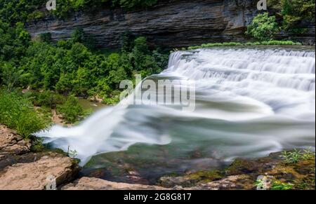 Einer der Kaskaden im Burgess Falls State Park in Tennessee mit mehreren Wasserfällen auf dem Falling Water River Stockfoto