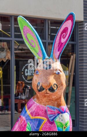 Bemalter Kopf eines der Hasen über die Stadt Skulptur Art Trail Hasen an sonnigen Tag in Southend auf Sea High Street vor einer Café-Bar. Französischer Schnurrbart Stockfoto