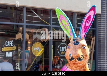 Bemalter Kopf eines der Hasen über die Stadt Skulptur Art Trail Hasen an sonnigen Tag in Southend auf Sea High Street vor einer Café-Bar. Französischer Schnurrbart Stockfoto