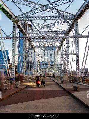 Touristen auf der John Seigenthaler Fußgängerbrücke oder der Shelby Street Crossing verlassen die Innenstadt von Nashville Tennessee Stockfoto