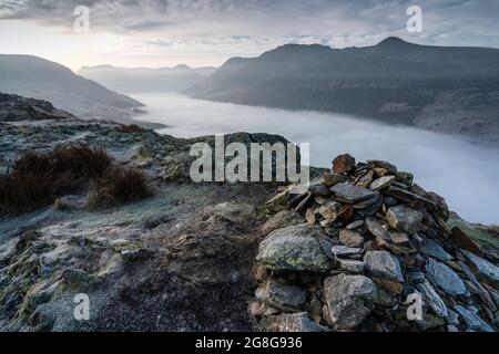 Seltene Wolkeninversion durch Crummock Water und Buttermere Valleys, vom Gipfel des Rannerdale Knotts Fell aus gesehen. Lake District, Cumbria, England Stockfoto