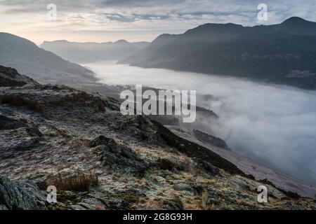 Seltene Wolkeninversion durch Crummock Water und Buttermere Valleys, vom Gipfel des Rannerdale Knotts Fell aus gesehen. Lake District, Cumbria, England Stockfoto