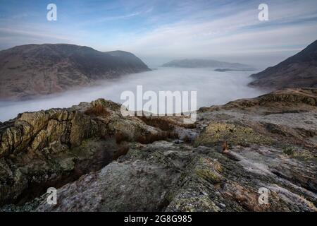 Seltene Wolkeninversion durch Crummock Water und Buttermere Valleys, vom Gipfel des Rannerdale Knotts Fell aus gesehen. Lake District, Cumbria, England Stockfoto