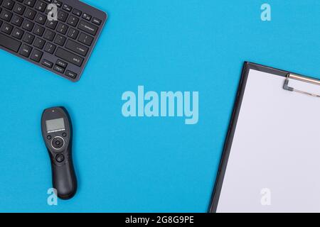 Büro-Arbeitsplatz mit digitalen Gadgets liegen auf Blue Table - Flat Lay Stockfoto