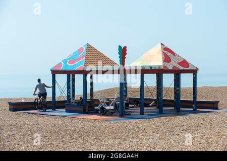 Folkestone, Großbritannien. 20. Juli 2021. Wetter in Großbritannien - 'Casa Anacaona', 2017/19, von Sol Calera. Die Menschen am Kiesstrand genießen die Sonne in Folkestone. Die Hitzewelle setzt sich mit Temperaturen in den oberen 20sC fort. Kredit: Stephen Chung / Alamy Live Nachrichten Stockfoto