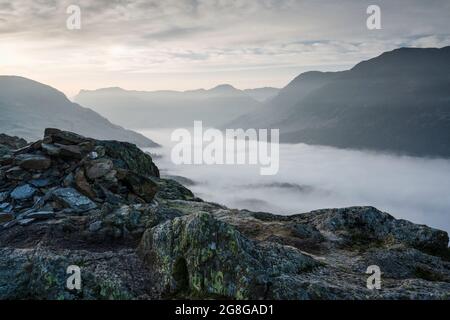 Seltene Wolkeninversion durch Crummock Water und Buttermere Valleys, vom Gipfel des Rannerdale Knotts Fell aus gesehen. Lake District, Cumbria, England Stockfoto