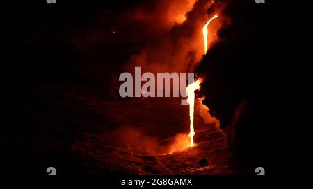 Lava, die vom Vulkanausbruch auf Big Island Hawaii in den Ozean fließt. Lavastrom, der vom Kilauea Vulkan auf Hawaii im Pazifischen Ozean fließt Stockfoto