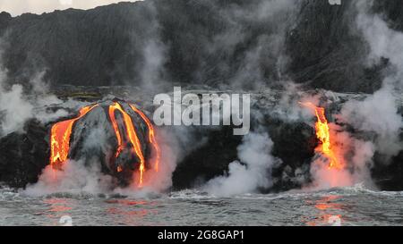 Hawaii Lava, der durch den Lavavulkanausbruch auf Big Island Hawaii, USA, in den Ozean fließt. Lavastrom, der vom Kilauea Vulkan im Pazifischen Ozean fließt Stockfoto