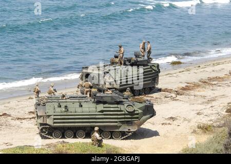 USMC Assault Amphibienfahrzeuge in Position am Strand im MCB Camp Pendleton, CA Stockfoto