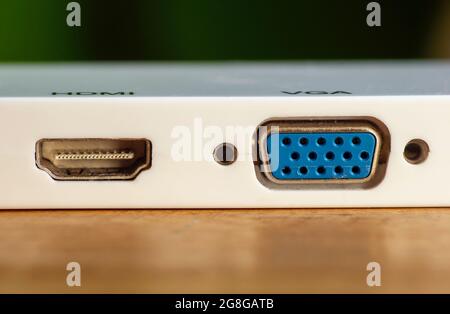 HDMI- und VGA-Anschluss am weißen Bildschirm, ausgewählter Fokus. Stockfoto