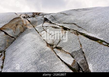 Gletscherlandform am eisfreien Gletscherfrontende. Steinige geprägte Felsen des Rhonegletschers am Furkapass, Wallis, Schweiz. Stockfoto