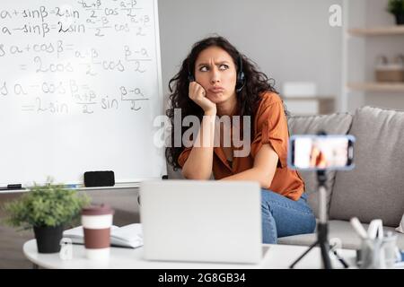 Gelangweilte und müde Lehrer mit Online-Unterricht Stockfoto