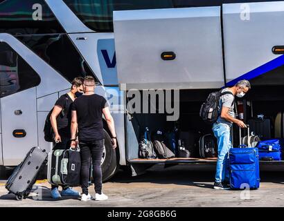 Ankara, Türkei. Juli 2021. Passagiere verladen ihr Gepäck am zentralen Intercity-Busbahnhof während der neuntägigen Eid al-Adha-Reise in Ankara, Türkei, am Dienstag, dem 20. Juli 2021, in einen Bus. (Foto: GocherImagery/Sipa USA) Quelle: SIPA USA/Alamy Live News Stockfoto