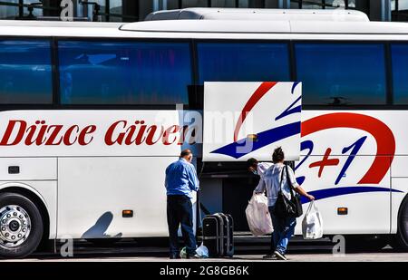Ankara, Türkei. Juli 2021. Passagiere verladen ihr Gepäck am zentralen Intercity-Busbahnhof während der neuntägigen Eid al-Adha-Reise in Ankara, Türkei, am Dienstag, dem 20. Juli 2021, in einen Bus. (Foto: GocherImagery/Sipa USA) Quelle: SIPA USA/Alamy Live News Stockfoto