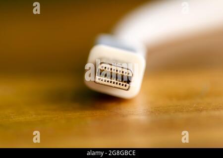 Adapter für weiße Kabelbuchse, ausgewählter Fokus. Stockfoto