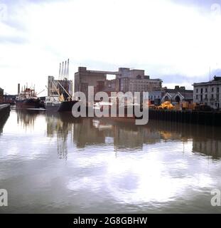 1960er Jahre, historischer Blick aus dieser Ära der Docks in Cork, Irland, mit Containerschiffen und umliegenden Gebäuden. Stockfoto