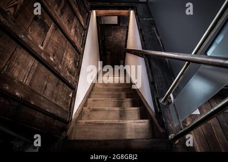 Alte Holztreppe, die zu einem Keller führt, Großbritannien Stockfoto