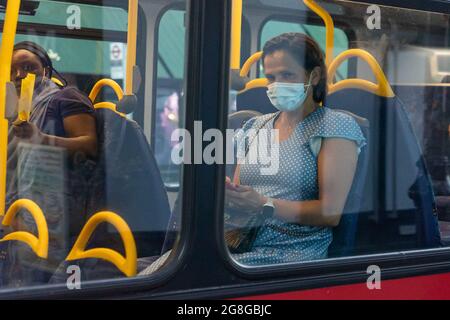 London, Großbritannien. Juli 2021. LONDON, GROSSBRITANNIEN. JULI. Mitglieder des öffentlichen Nahverkehrs nutzen öffentliche Verkehrsmittel in und um London, Großbritannien am Montag, den 19. Juli 2021, werden die so genannten ‘Freedom Day' as Covid 19 Einschränkungen aufgehoben. Obwohl Gesichtsmasken für Londoner Züge und Busse im Verkehr immer noch obligatorisch sind, wurden einige Pendler ohne eine beobachtet. (Kredit: Tejas Sandhu | MI Nachrichten) Kredit: MI Nachrichten & Sport /Alamy Live Nachrichten Stockfoto