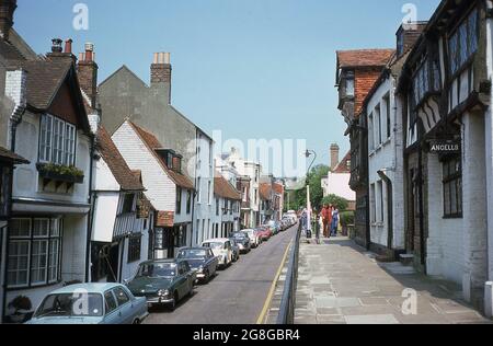 1975, Außenansicht aus dieser Zeit der verschiedenen historischen alten Häuser in der All Saints Street in der Altstadt von Hastings, East Sussex, einer alten Hafen- und Küstenstadt an der Südküste Englands, Großbritannien. Am Kiesstrand der Stadt, dem Stade - Sächsisch als Landeplatz - hat die größte vom Strand ausgehende Fischereiflotte in Europa. Stockfoto