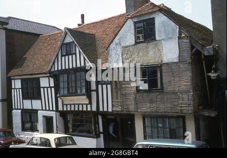 1975, Außenansicht aus dieser Zeit eines historischen alten Tudor-Gebäudes, das repariert wird, 137 All Saints Street in der Altstadt von Hastings, East Sussex, England, Großbritannien. Fachwerkhäuser sind anfällig für die Verwüstungen von Zeit und Wetter, aber von den alten Gebäuden sind die mittelalterlichen und Tudor Häuser einige der ältesten erhaltenen Häuser. Stockfoto