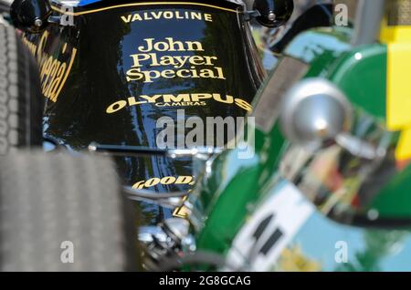 Detail eines Lotus aus den 1970er Jahren 79 mit John Player das Special hinter einem Vintage Green Lotus aus den 1960er Jahren beim Goodwood Festival of Speed Event in Großbritannien Stockfoto