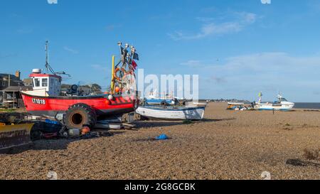 Aldeburgh, Großbritannien - 25. Oktober 2020: Blick auf bunte Fischerboote am Strand von Aldeburgh, Suffolk, Großbritannien Stockfoto