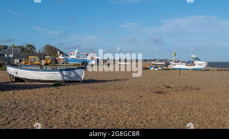 Aldeburgh, Großbritannien - 25. Oktober 2020: Blick auf bunte Fischerboote am Strand von Aldeburgh, Suffolk, Großbritannien Stockfoto