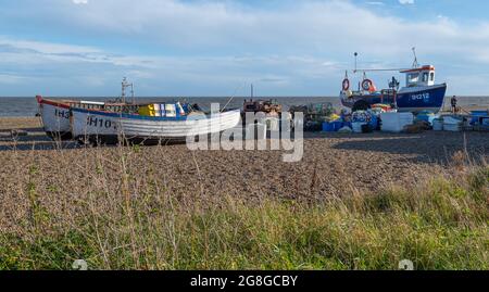 Aldeburgh, Großbritannien - 25. Oktober 2020: Blick auf bunte Fischerboote am Strand von Aldeburgh, Suffolk, Großbritannien Stockfoto