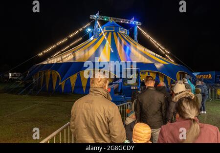 Snape, Großbritannien - 28. Oktober 2020: Kunden, die sich nachts für den fabelhaften Circus Fantasia anstellen Stockfoto