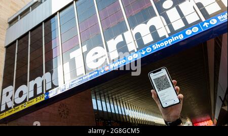 Italienischer Covid Green Pass am Telefon vor dem Bahnhof von Rom Stockfoto