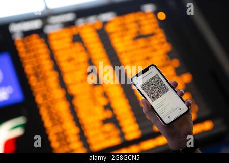 Italienischer Covid Green Pass auf telefonischem Zugfahrplan Stockfoto