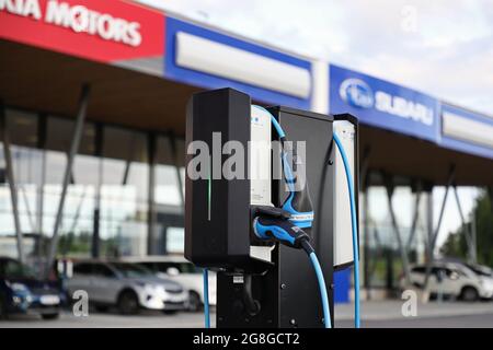 Ladestation bei einem Kia-Motor und einem Subaru-Autohaus. Stockfoto