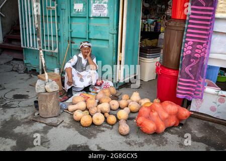 Osch, Kirgisistan - 08. August 2019: Eine ältere kirgisische Frau, die Kürbisse auf der Straße auf dem Osch-Markt verkauft. Stockfoto