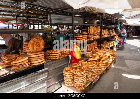 Osch, Kirgisistan - 08. August 2019: Traditionelles kirgisisches Brot wird auf dem Osch-Markt, Kirgisistan, Zentralasien, verkauft. Häufig über einem Tandoor gekocht Stockfoto