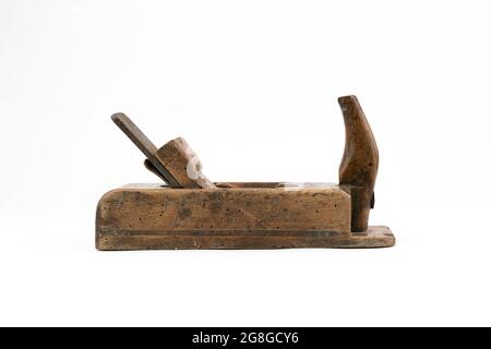 Horizontale Low-Angle-Studio-Aufnahme von kleinen Vintage-Holz Hobel isoliert auf weißem Hintergrund. Altes Tischlerwerkzeug mit Holzwurmlöchern darin. Zimmerei Stockfoto