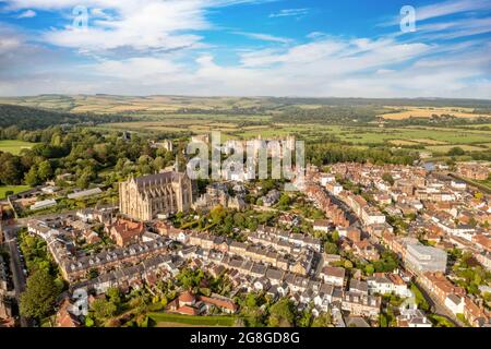 Arundel Kathedrale und Schloss in West Sussex. Diese Kirche verdankt ihre Existenz der Großzügigkeit von Henry, dem fünfzehnten Herzog von Norfolk. Stockfoto