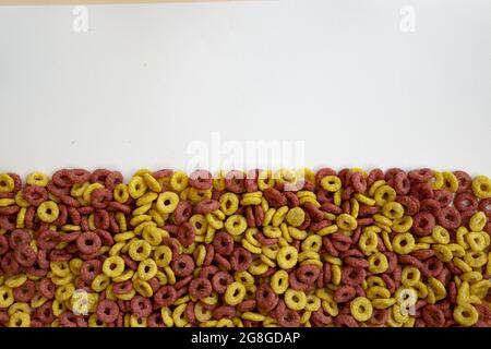 Leckeres Cheerios Haferflocken Müsli im großen Haufen, Müsli Cheerios Hintergrund, leckeres und nützliches Frühstück, Rahmen mit Ringen Frühstückszerealien Stockfoto