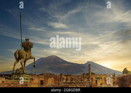 POMPEJI, ITALIEN - 18. JULI 2021: Statue des Mitoraj-Kentaurus im Forum des archäologischen Parks von Pompeji. Kampanien, Italien. Stockfoto