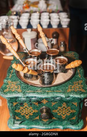 Türkischer Kaffee auf Sand in Cezve gebrüht. Orientalischer Kaffee. Stockfoto