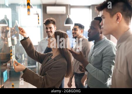 Kollegen haben im Büro mit klebrigen Post-it-Notizen Brainstorming durchgeführt Stockfoto