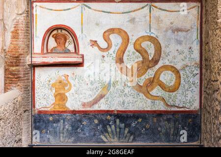 POMPEJI, ITALIEN - 18. JULI 2021: Fresko mit Schlangen im Garten auf den Ruinen von Pompeji Stockfoto