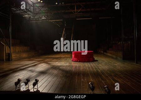 Volle Bühne für HAMLET von Shakespeare Eröffnung im Theatre Royal Windsor, England am 20/07/2021, zeigt den Boden, die Treppe, auf der Bühne sitzen, Erhöhte Plattform und Scheinwerfer Set Design: Lee Newby Kostüme: Loren Epstein Perücken & Make-up: Susanna Peretz Beleuchtung: Zoe Spurr Regie: Sean Mathias Stockfoto