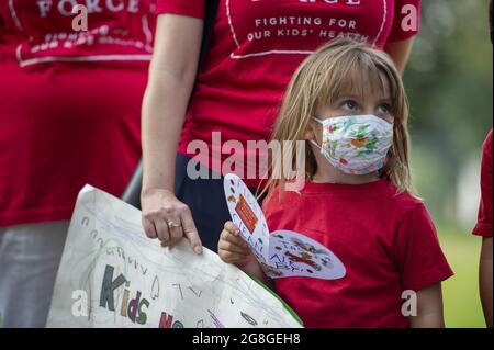 Washington, Usa. Juli 2021. Natalia Bednar, 5, blickt auf eine Pressekonferenz der Demokraten im Repräsentantenhaus und im Senat, die am Dienstag, den 20. Juli 2021, im US-Kapitol in Washington, DC, die Aufnahme des zivilen Klimakorps in das bevorstehende Versöhnungsgesetz ermutigt. Foto von Bonnie Cash/UPI Credit: UPI/Alamy Live News Stockfoto