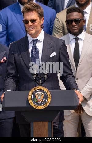 Washington, Usa. Juli 2021. Super Bowl LV Champion Tampa Bay Buccaneers Quarterback Tom Brady spricht am Dienstag, den 20. Juli 2021, zusammen mit dem Team auf dem South Lawn des Weißen Hauses in Washington, DC. Tampa Bay Besiegte Kansas City Chiefs 31-9. Foto von Ken Cedeno/UPI Credit: UPI/Alamy Live News Stockfoto