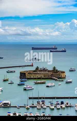 Baia de Todos os Santos und das Fort von São Marcelo in der Stadt Salvador, Bahia von oben gesehen Stockfoto