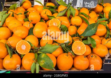 Orangen auf dem Markt ausgesetzt. Orangen sind eine wichtige Quelle von Vitamin C. Stockfoto